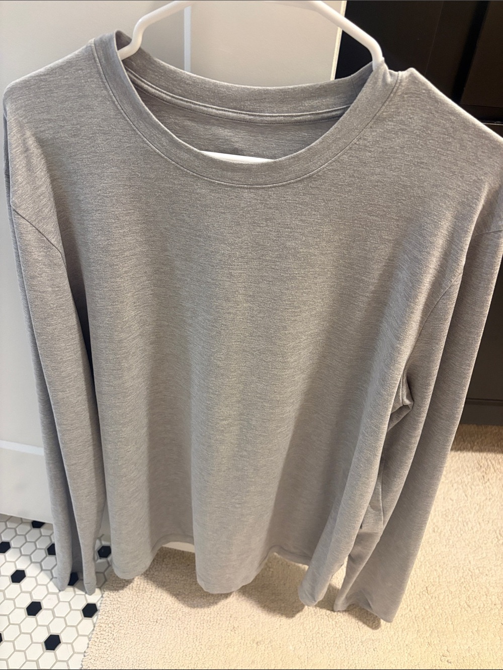 ALO Yoga Men’s Long Sleeve Shirt - Light Gray